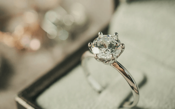 What is the Ideal Carat Size for an Engagement Ring?