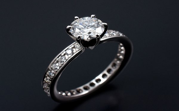 Diamond cuts and engagement ring designs that will always be stylish