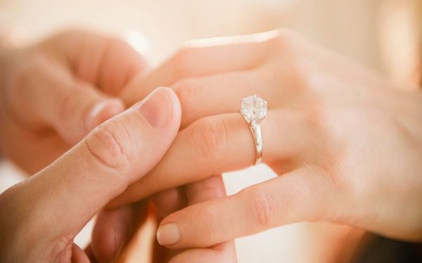 HOW TO CHOOSE A DIAMOND SOLITAIRE RING SETTING